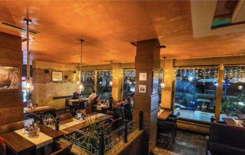 Boulevard bar and Dinner
